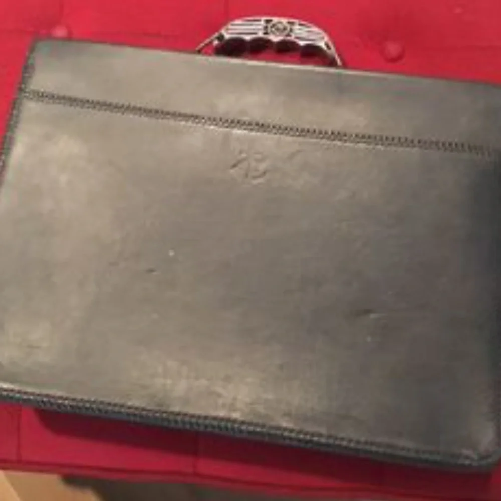 Real stingray one of a kind briefcase with gun holster & matching Flask 🔫